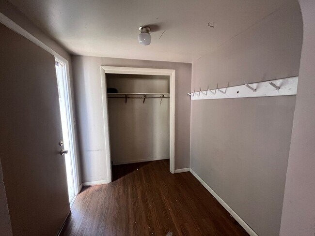 Building Photo - 221 Sylvia St