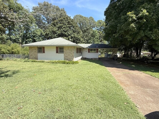 Building Photo - 1012 Strong St