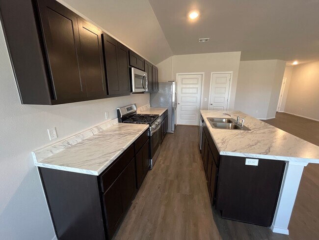 Foto del edificio - **St Patrick's Day Deal!** NEWER Three Bed...