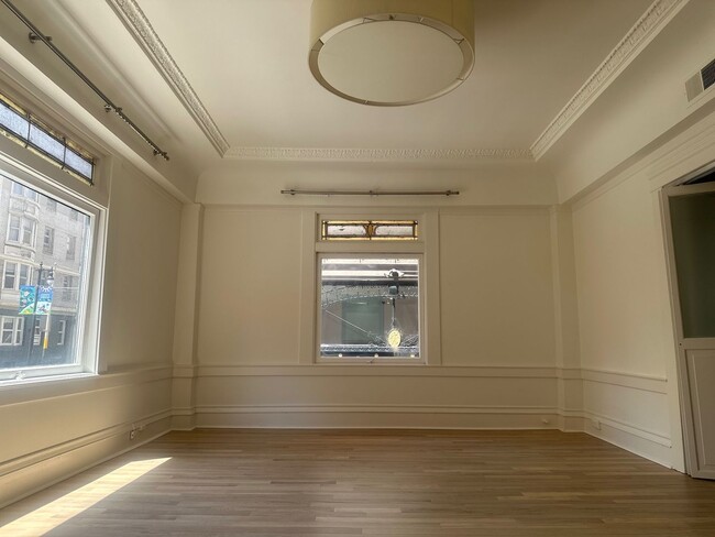 Building Photo - Epic REA- Spacious Flexible Plan 2 BR / 1B...