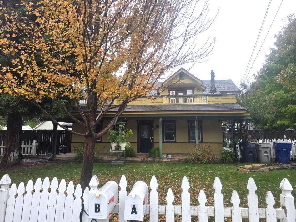 Building Photo - Charming 1bd/1ba  Victorian Duplex