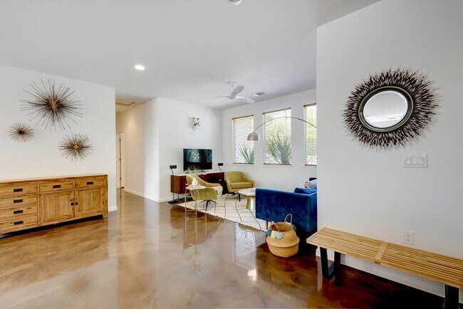 Building Photo - 1009 Matthews Ln