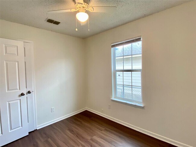 Foto del edificio - 7103 Bethune Ave