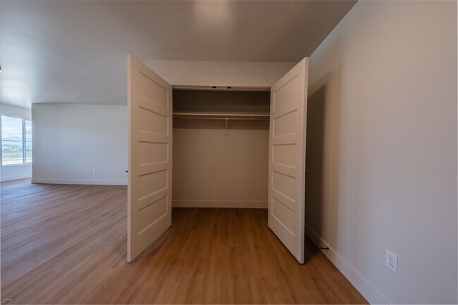 Foto del edificio - Jumbo 2 bed 2 bath  Modern Apartment - 1323 sqft