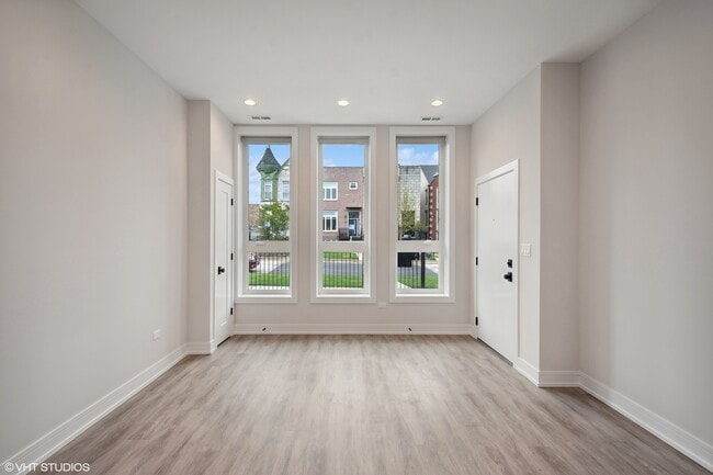 Building Photo - 519 E Bowen Ave