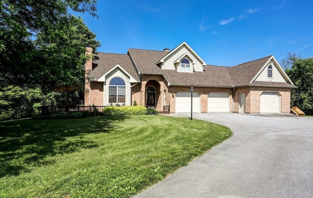 Primary Photo - Beautiful 4 Bedroom x 2.5 Home in Annville