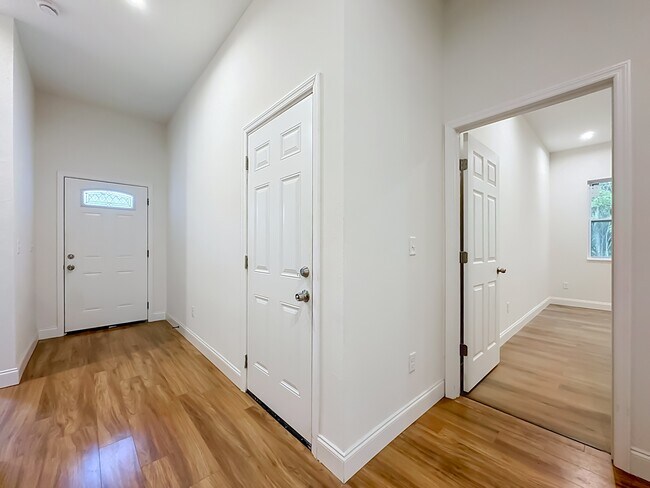 Foto del edificio - 2250 W 13th St