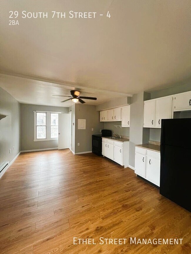 Building Photo - Newly-Updated 2 Bedroom Apartment