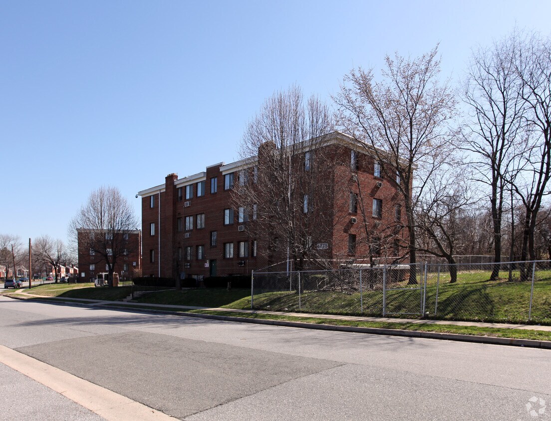 Primary Photo - 4775 Huron Ave