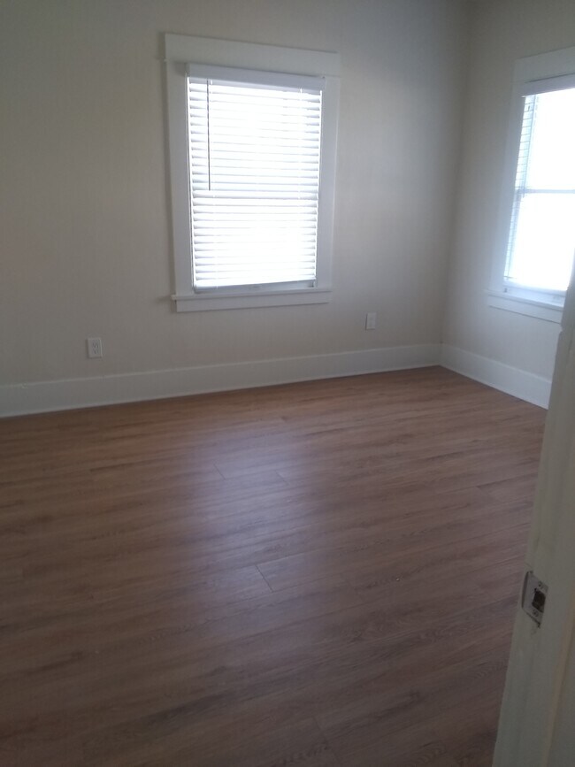 Foto del edificio - 926 Long Beach Blvd