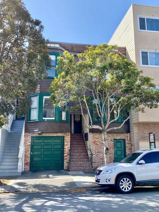 Building Photo - Prime Cow Hollow Location with Parking, Pr...