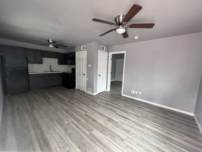 Building Photo - 2810 Cedar Cir