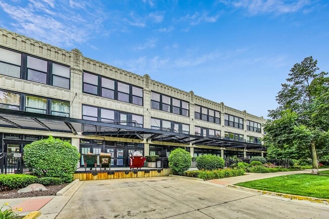 Building Photo - 1111 W 14th Pl