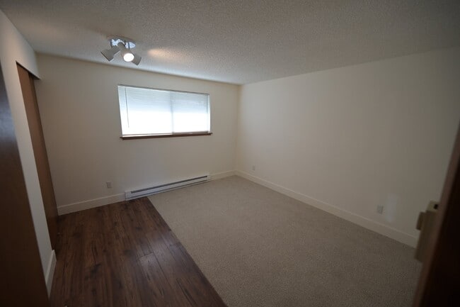 Building Photo - 2 bed 1 bath condo in 55+ community- ALL U...