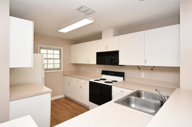 Foto del edificio - 2BR/2BA Upstairs Condo in Haile Village Center – $1,575/month