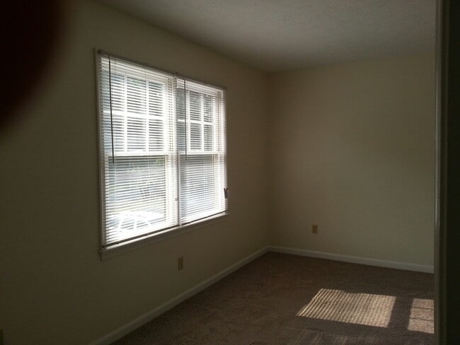 Building Photo - Three Bedroom Townhome, 2.5 bath, with eat...