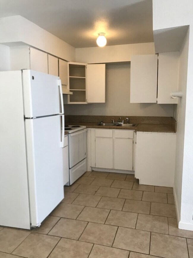 Building Photo - 1 br, 1 bath House - 217 W. Chicago Ave #D