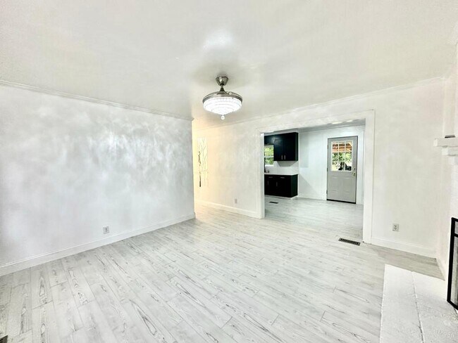 Building Photo - 2401 Woodleaf Dr