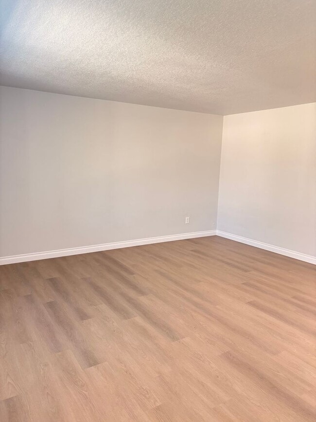 Building Photo - Beautifully Remodeled 3 Bedroom Home with ...