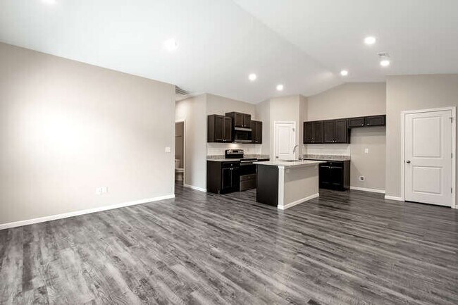 Building Photo - 1338 Azena St