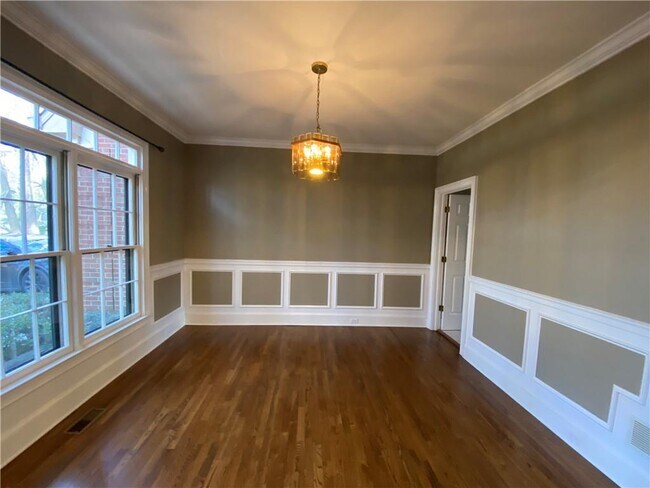 Building Photo - 5190 Southlake Dr