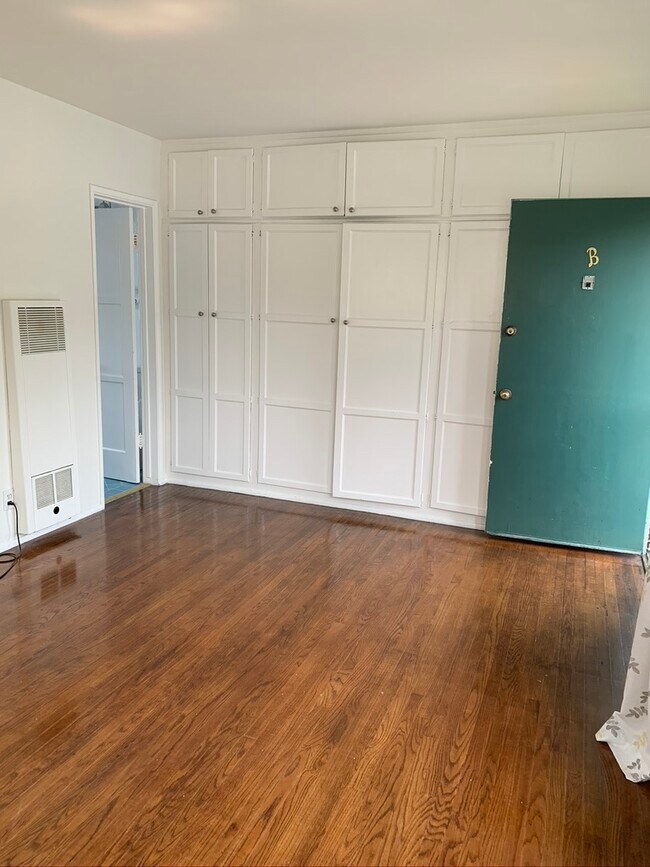 Living Space - 1126 Chelsea Ave