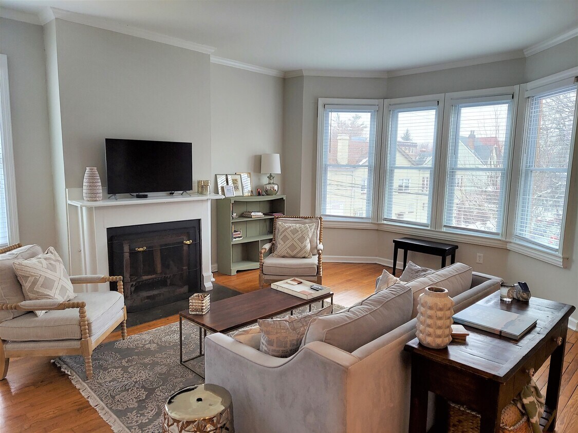 Spacious Living Room - 5800 Walnut St