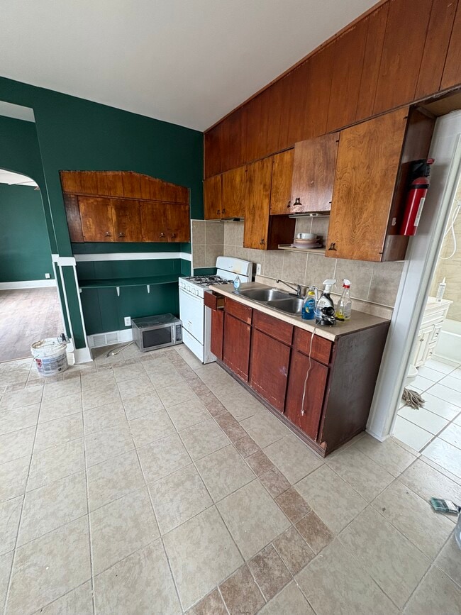 Building Photo - 3983 Talbot St