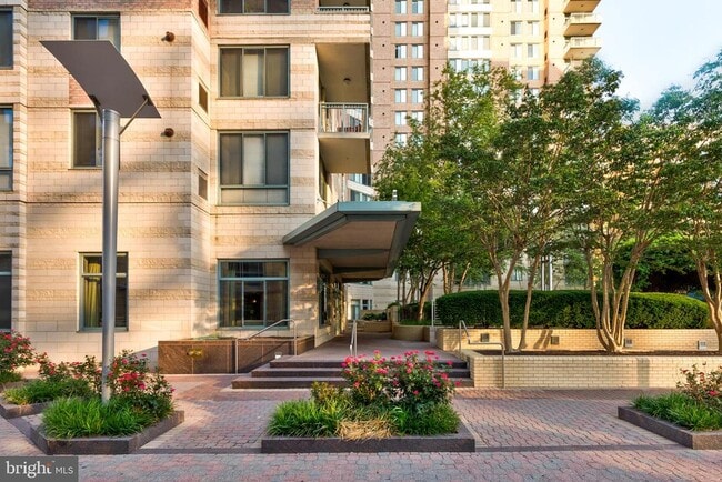 Building Photo - 851 N Glebe Rd