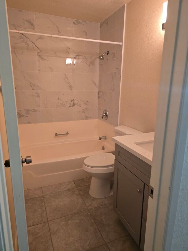 Building Photo - RECENTLY BEAUTIFULLY RENOVATED 4 BEDROOM 2...