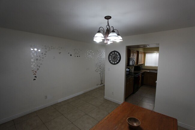 Foto del edificio - Furnished 2-Bedroom 2-Bathroom Condo at University Heights