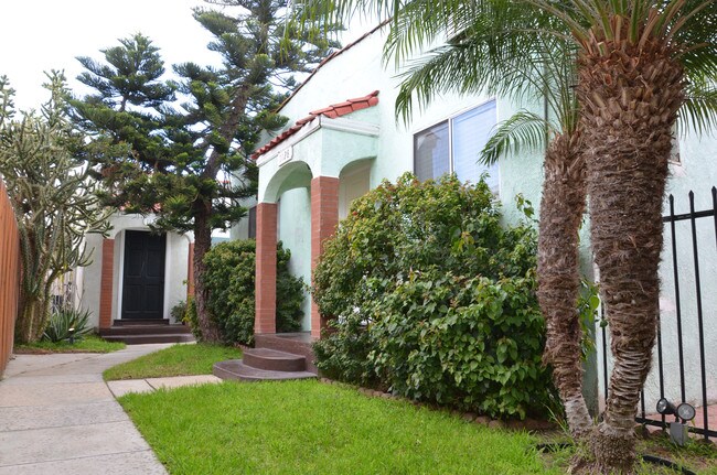 Entrada - 1128 N Mariposa Ave