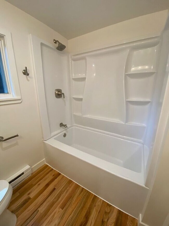 Foto del edificio - Maple Leaf, Two Bedroom, Woodsy Yard