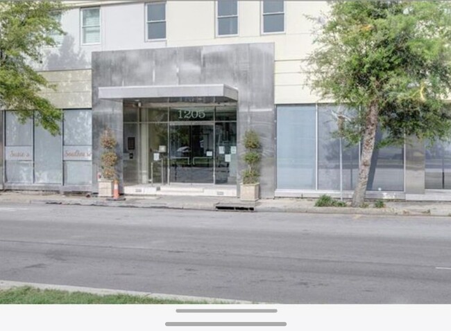 Foto del edificio - 1205 Saint Charles Ave