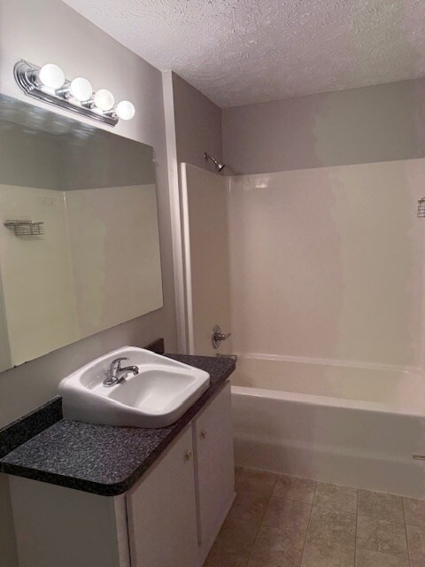 Baño principal - 806 Carom Cir