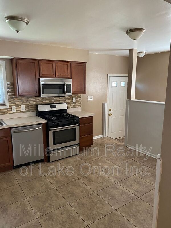 Building Photo - 24586 Roxana Ave