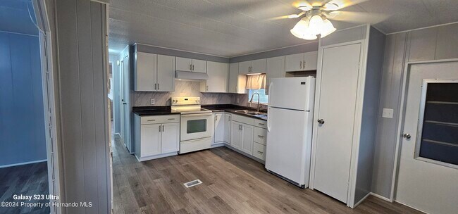 Foto del edificio - 15038 Brookridge Blvd