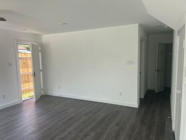 Foto del edificio - 8211 Bigwood St