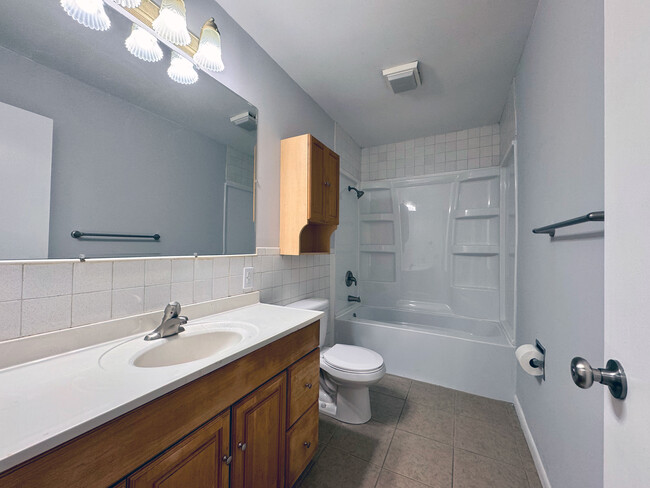 Building Photo - 2437 Delaware Dr