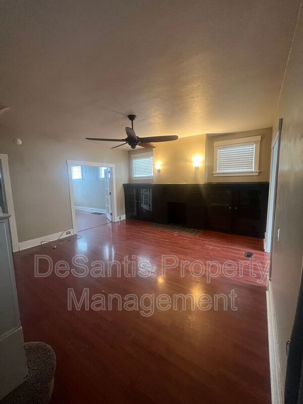 Foto del edificio - 913 Russellwood Ave