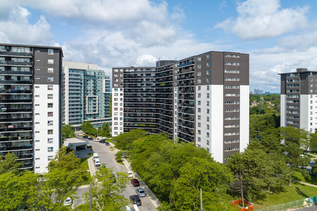 Photo du bâtiment - Danforth Estates