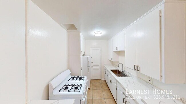 Foto del edificio - 127 N Doheny Dr