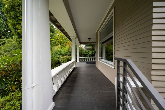 Foto del edificio - Traditional Four-Corner Craftsman Home on ...