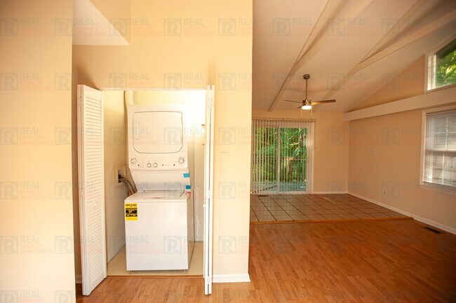 Foto del edificio - 8722 Rollingwood Rd