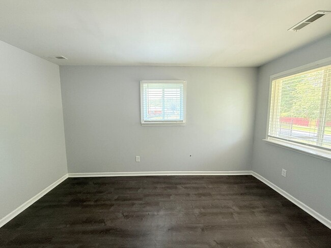 Building Photo - Freshly Renovated 3-Bedroom Home – Quality...