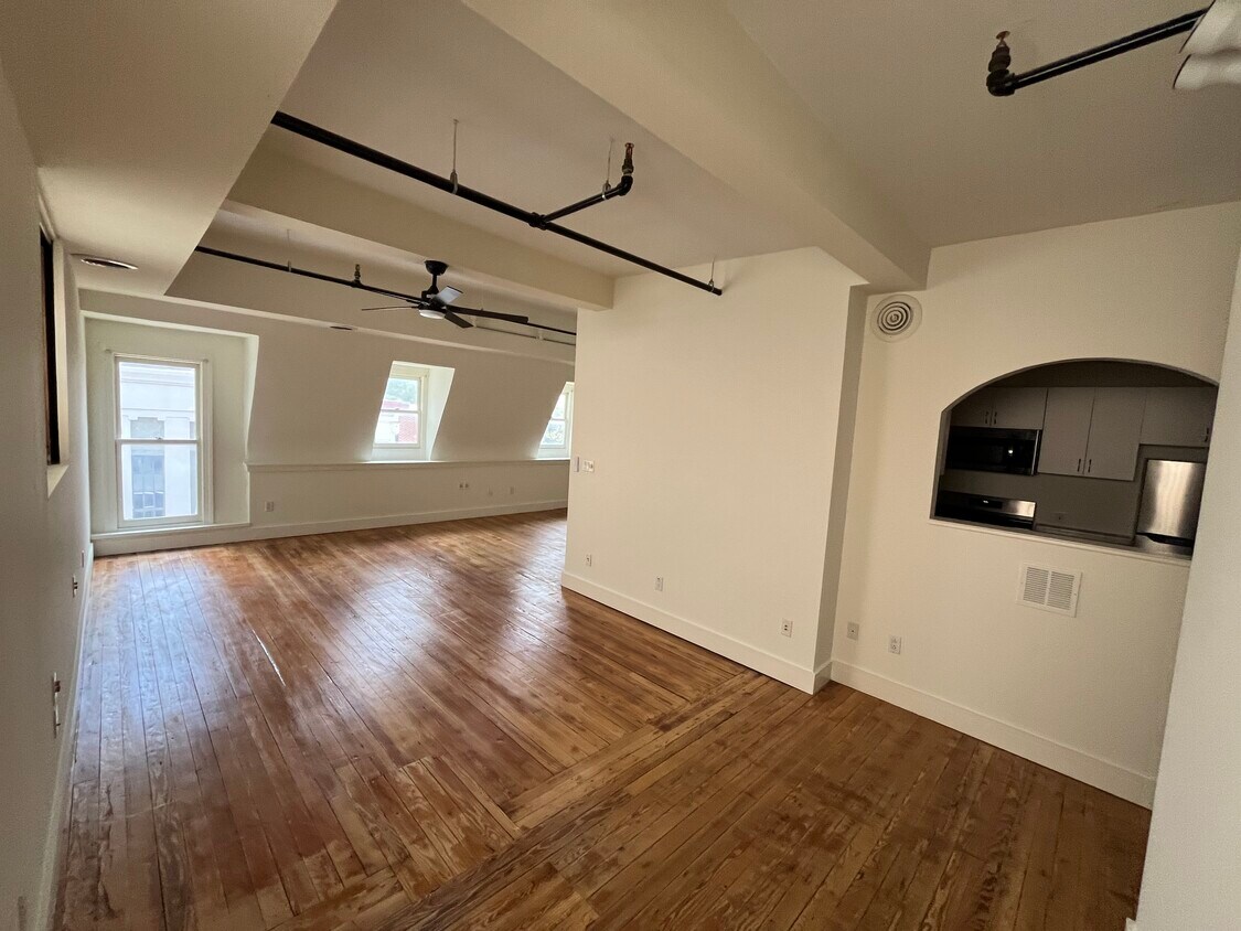 Foto principal - 111 W Main St