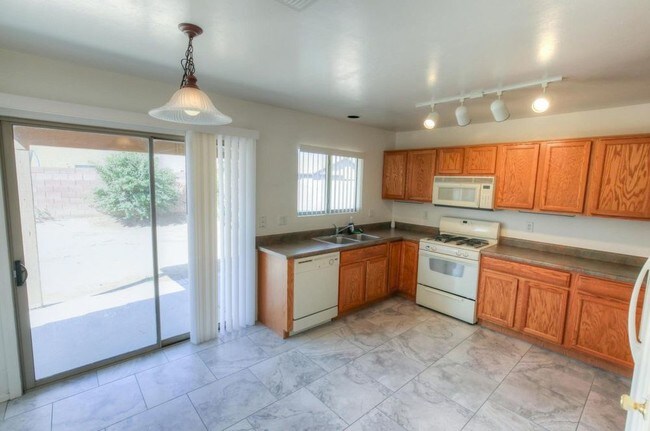 Building Photo - 652 W Flaming Arrow Dr