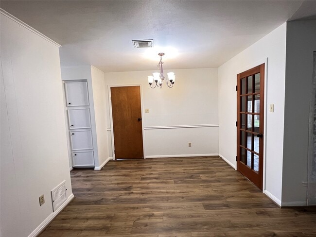 Foto del edificio - 2232 Ripple Creek Dr