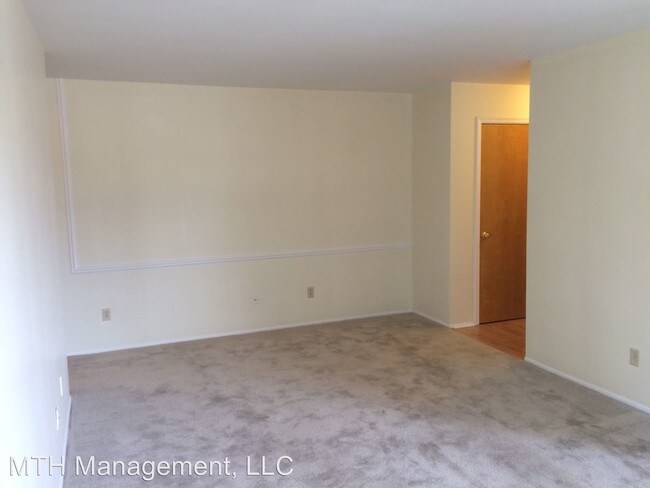 Building Photo - 3225 Holiday Dr