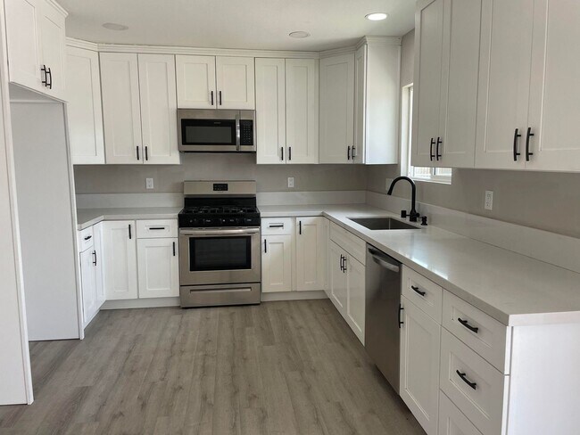 Foto del edificio - Recently Upgraded Two Bedroom One Bathroom...